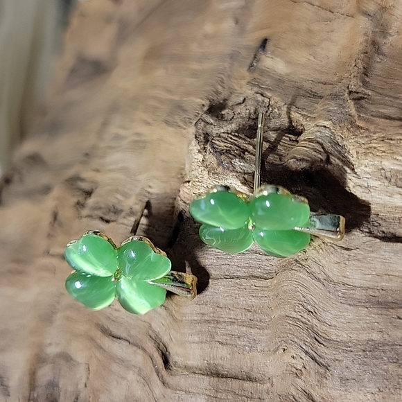 Pearlescent Clover Stud Earrings, 925 Silver - Picture 10 of 11